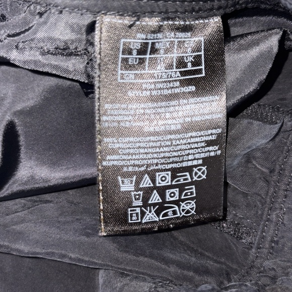 Guess dress pants  flowy /pockets & snaps  pleated front vegan silk black Size 6 - Picture 3 of 10